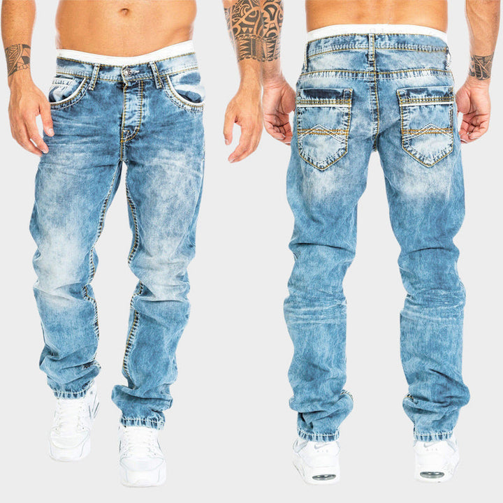 Mörkblå slim fit denimjeans för herrar, perfekt för en urban mode-look med fickor.