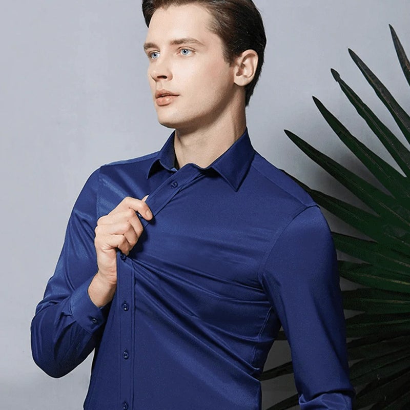 "Slim fit herrskjorta i elastiskt material med klassisk turndown-krage och kontrastknappar, stilren och modern design."