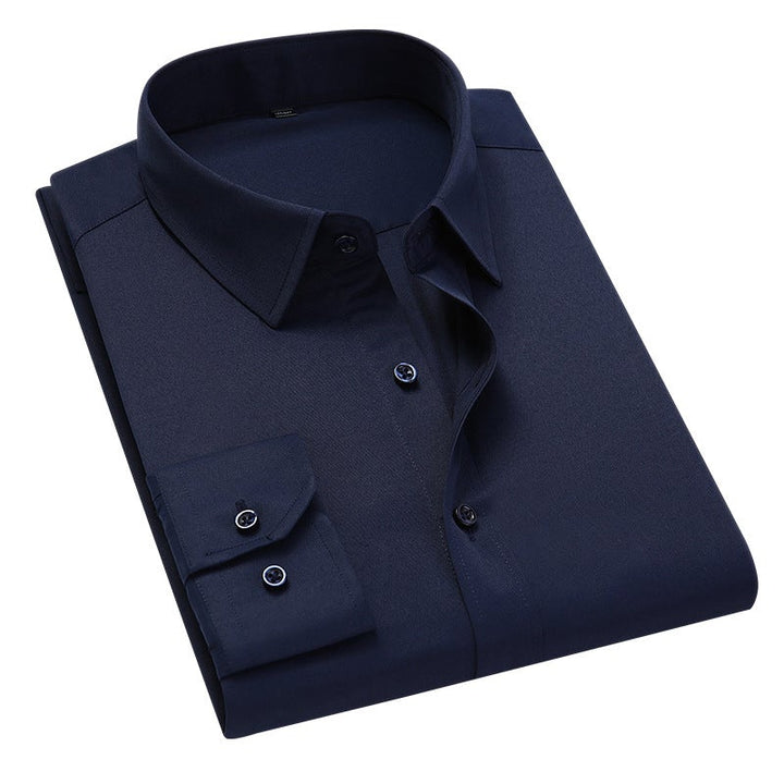 "Slim fit herrskjorta i elastiskt material med klassisk turndown-krage och kontrastknappar, stilren och modern design."