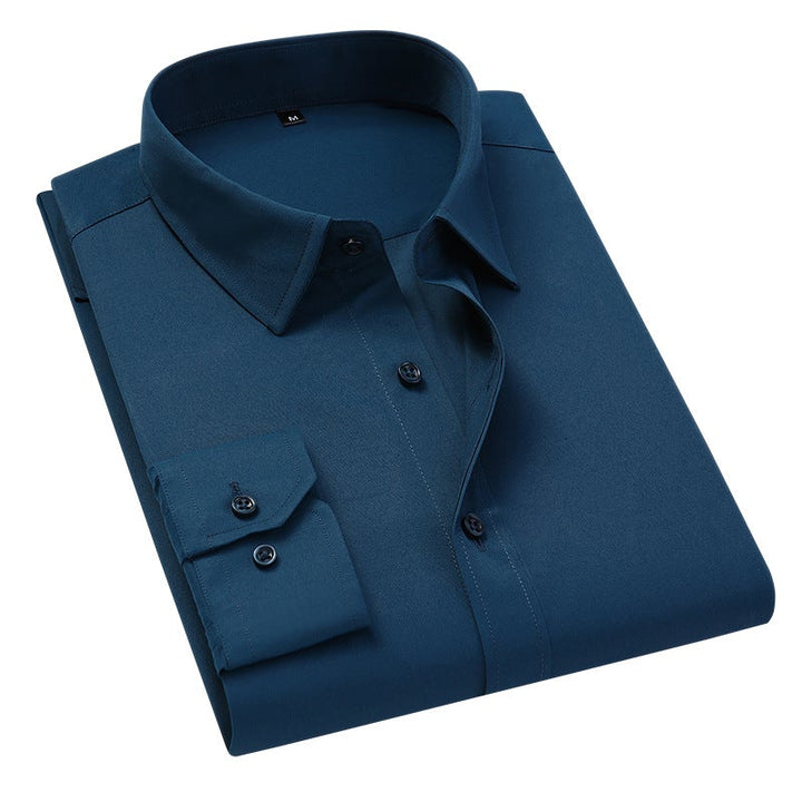 "Slim fit herrskjorta i elastiskt material med klassisk turndown-krage och kontrastknappar, stilren och modern design."