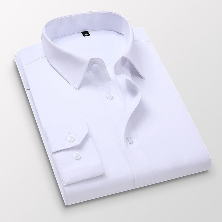 "Slim fit herrskjorta i elastiskt material med klassisk turndown-krage och kontrastknappar, stilren och modern design."