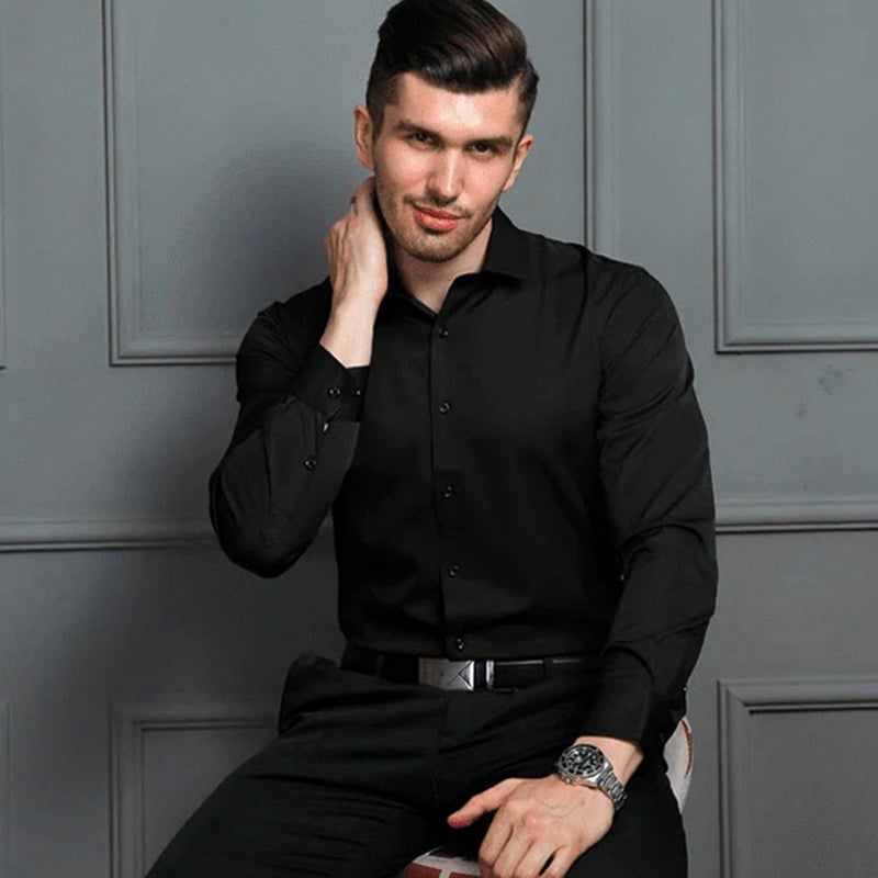 "Slim fit herrskjorta i elastiskt material med klassisk turndown-krage och kontrastknappar, stilren och modern design."