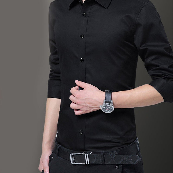 "Slim fit herrskjorta i elastiskt material med klassisk turndown-krage och kontrastknappar, stilren och modern design."