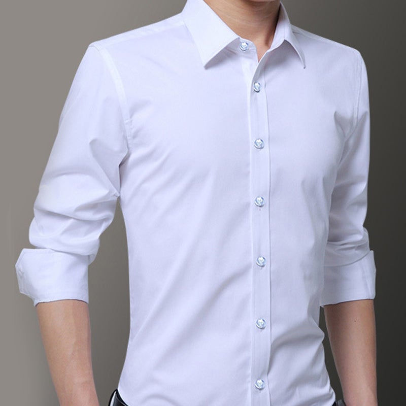 "Slim fit herrskjorta i elastiskt material med klassisk turndown-krage och kontrastknappar, stilren och modern design."