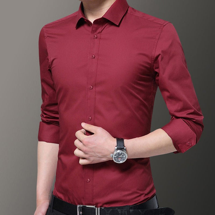 "Slim fit herrskjorta i elastiskt material med klassisk turndown-krage och kontrastknappar, stilren och modern design."