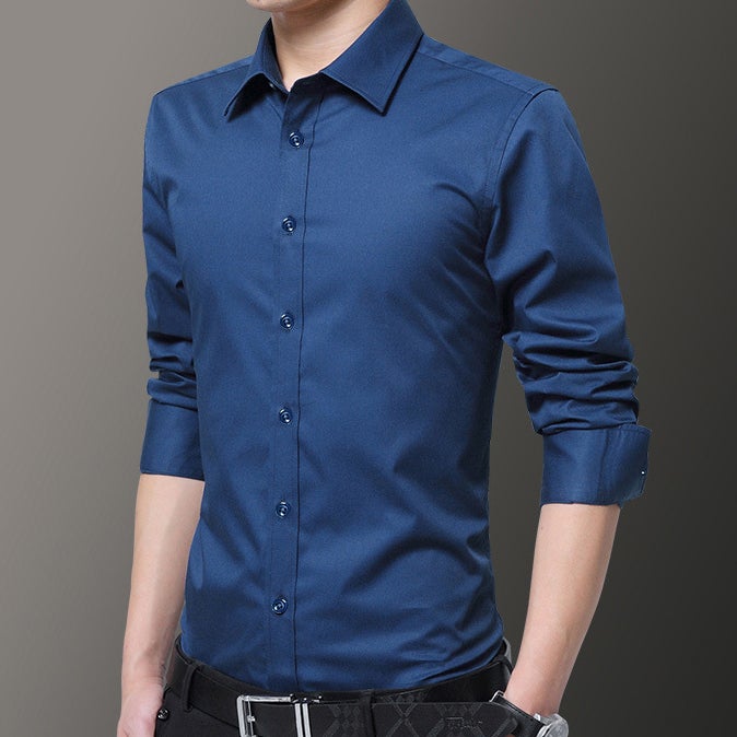 "Slim fit herrskjorta i elastiskt material med klassisk turndown-krage och kontrastknappar, stilren och modern design."