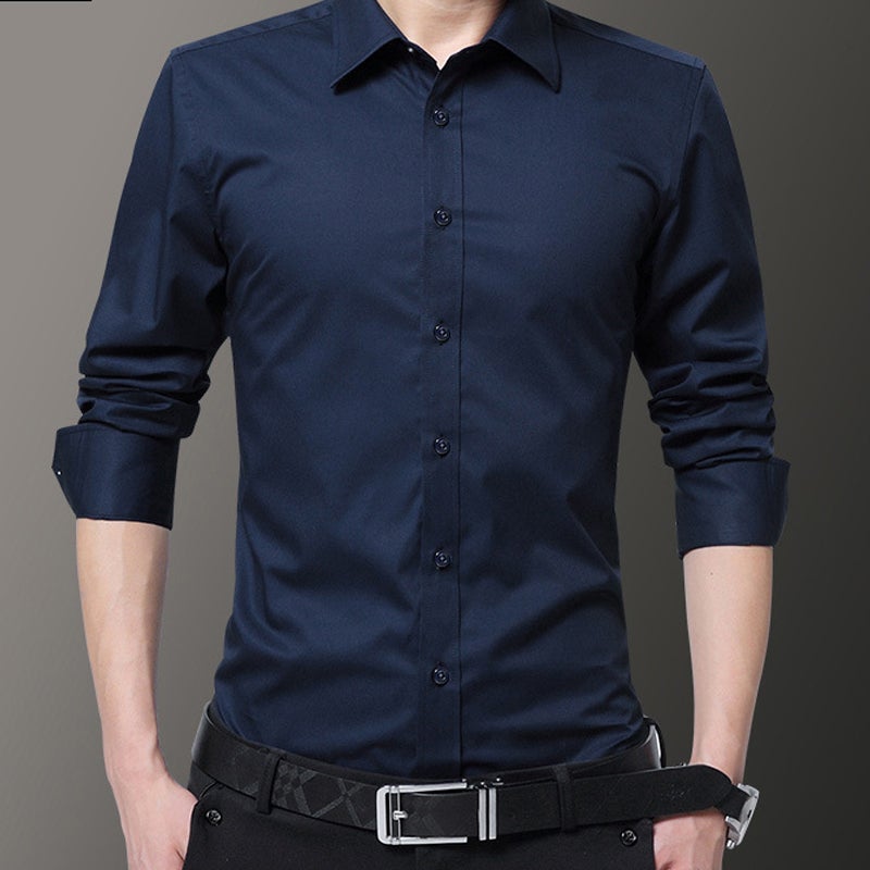 "Slim fit herrskjorta i elastiskt material med klassisk turndown-krage och kontrastknappar, stilren och modern design."