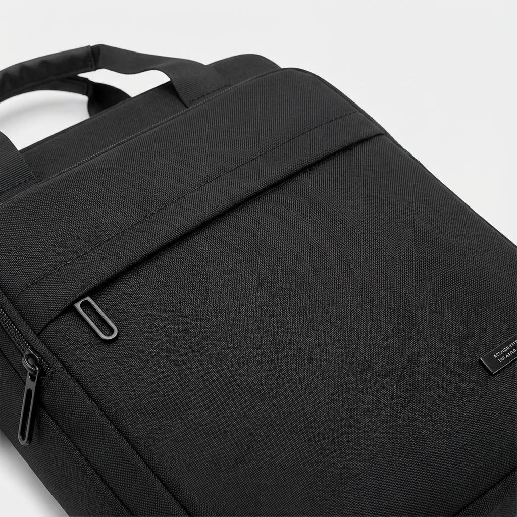 Elegant, slim unisex messengerbag i nylon. Mångsidig axelväska med laptopfack, idealisk som vardags- och arbetsväska.