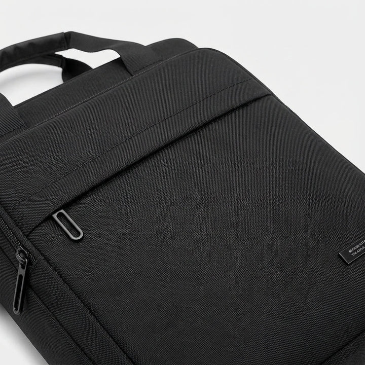 Elegant, slim unisex messengerbag i nylon. Mångsidig axelväska med laptopfack, idealisk som vardags- och arbetsväska.