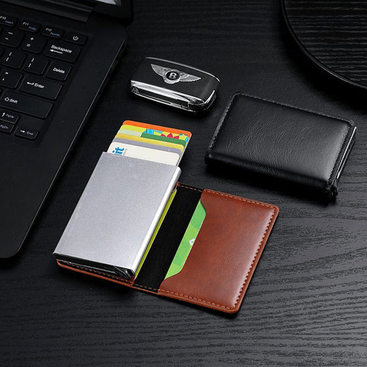 "Slimmad RFID-plånbok i aluminium för män, svart, minimalistisk design med kortplatser och ID-fönster, säker och stilren."