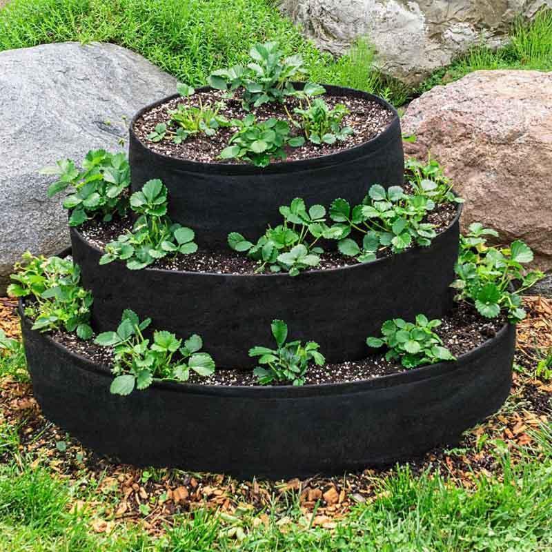 "Slitstark non-woven planteringskruka i grönt, idealisk för trädgård och balkong, främjar naturlig rotutveckling."