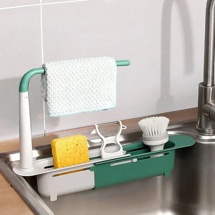 Kompakt diskhoorganisatör som sparar plats och skapar ordning bland rengöringsartiklar vid diskhon.