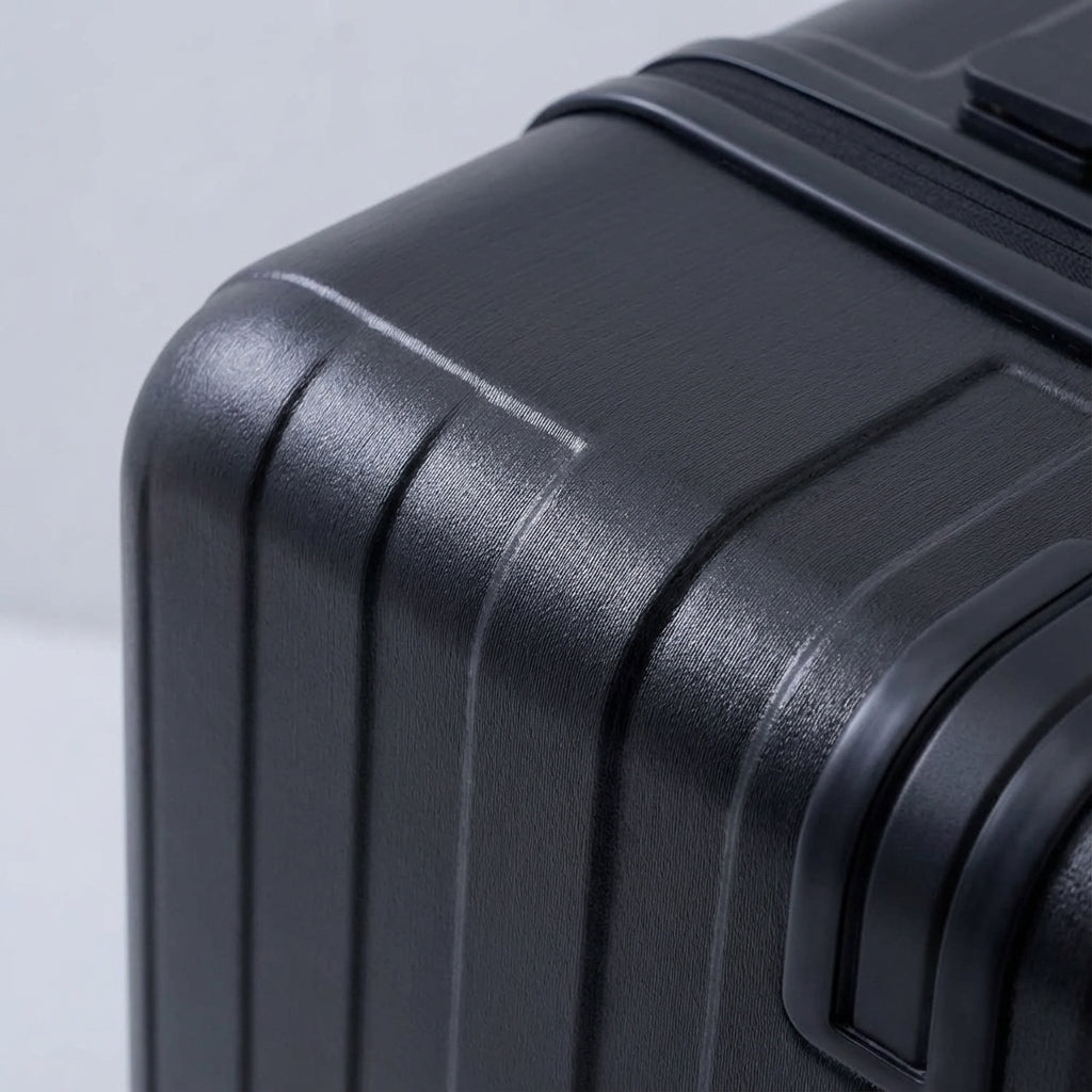 Slitstark smart resväska med frontöppning, USB-port och dryckeshållare. Optimalt handbagage för modern resa.