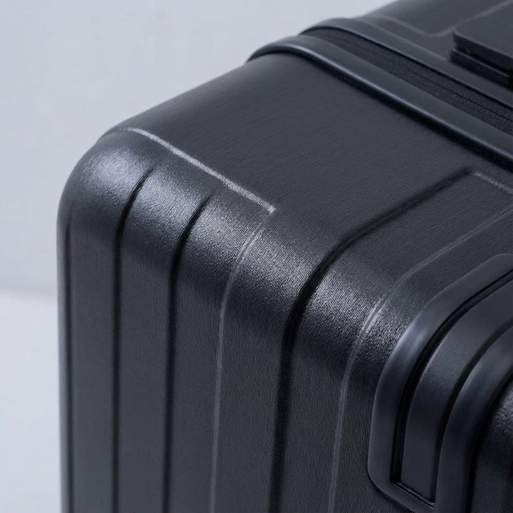 Slitstark smart resväska med frontöppning, USB-port och dryckeshållare. Optimalt handbagage för modern resa.