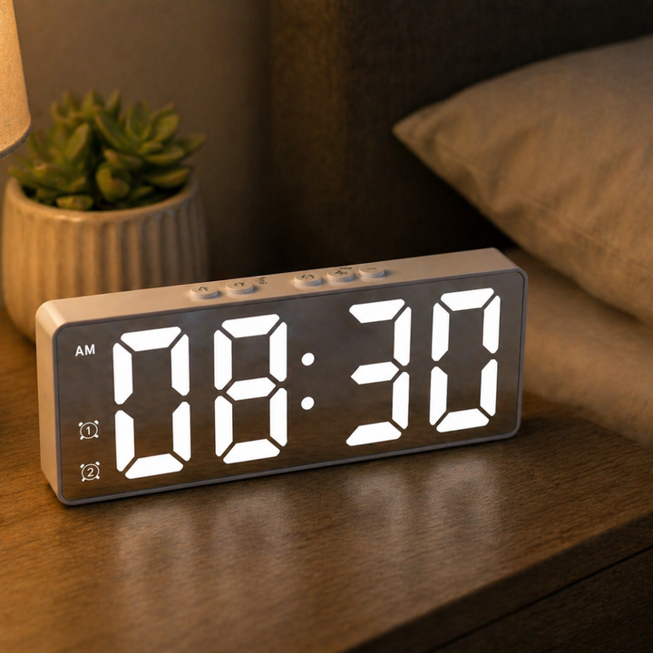Modern digital väckarklocka med LED-display & smart röststyrning. Passar perfekt i sovrum och hemmakontor.