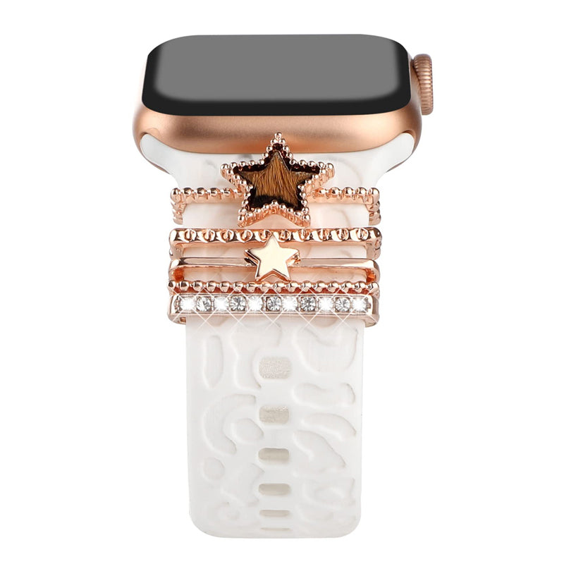 "Smartklockband med dekorativa metallringar i gyllene leopardmönster och roséguldstjärnor, elegant stilaccessoar."