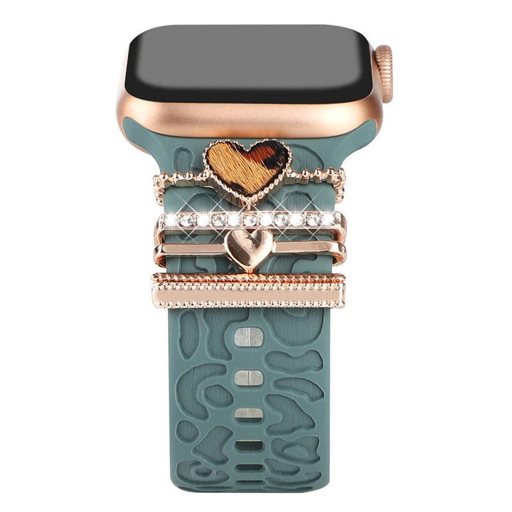 "Smartklockband med dekorativa metallringar i gyllene leopardmönster och roséguldstjärnor, elegant stilaccessoar."