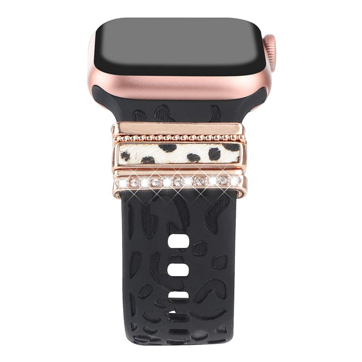"Smartklockband med dekorativa metallringar i gyllene leopardmönster och roséguldstjärnor, elegant stilaccessoar."