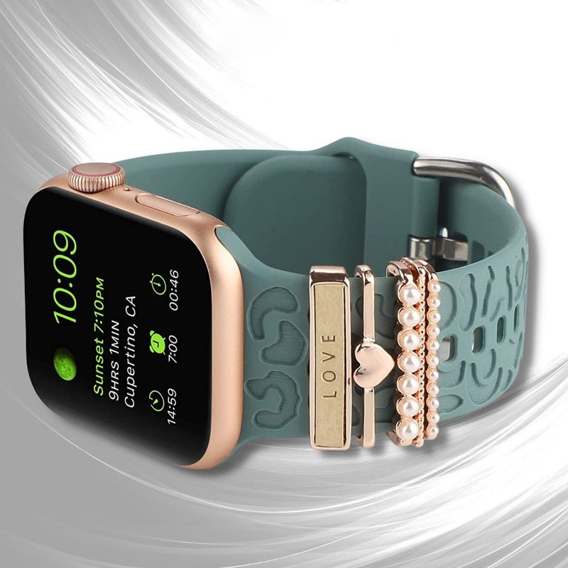 "Smartklockband med dekorativa metallringar i gyllene leopardmönster och roséguldstjärnor, elegant stilaccessoar."