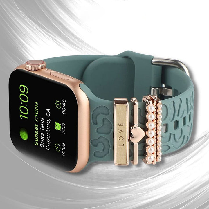 "Smartklockband med dekorativa metallringar i gyllene leopardmönster och roséguldstjärnor, elegant stilaccessoar."