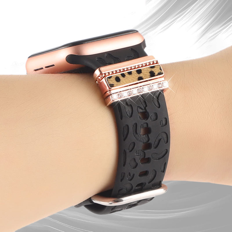 "Smartklockband med dekorativa metallringar i gyllene leopardmönster och roséguldstjärnor, elegant stilaccessoar."