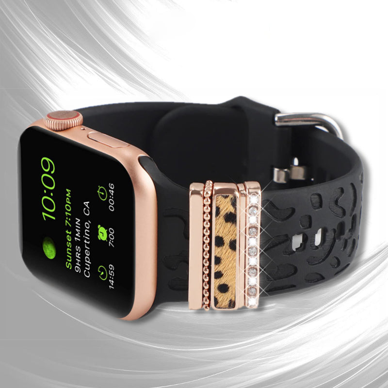 "Smartklockband med dekorativa metallringar i gyllene leopardmönster och roséguldstjärnor, elegant stilaccessoar."