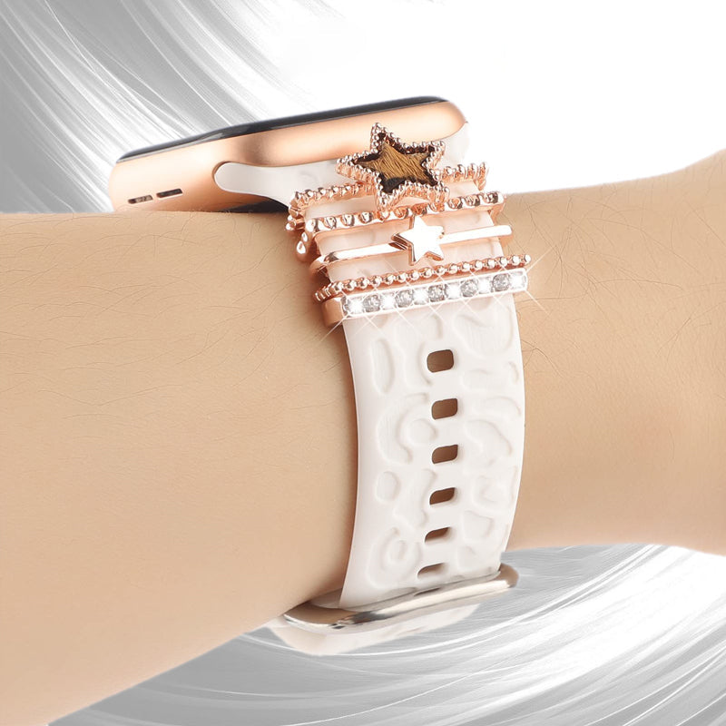 "Smartklockband med dekorativa metallringar i gyllene leopardmönster och roséguldstjärnor, elegant stilaccessoar."