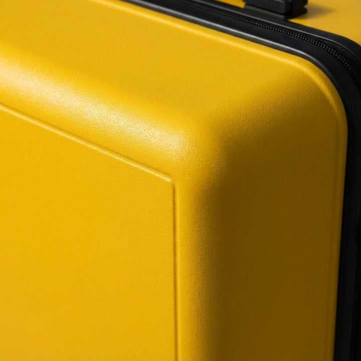 Unisex trolley kabinväska i lättviktsdesign, smidigt dragen på hjul för snabba resor genom flygplatser.