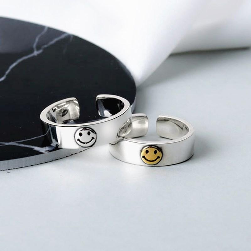 "Smiley Öppen Ring i brons med smiley-design, justerbar för accessoarer. Glänsande och unik för kvinnors stil."