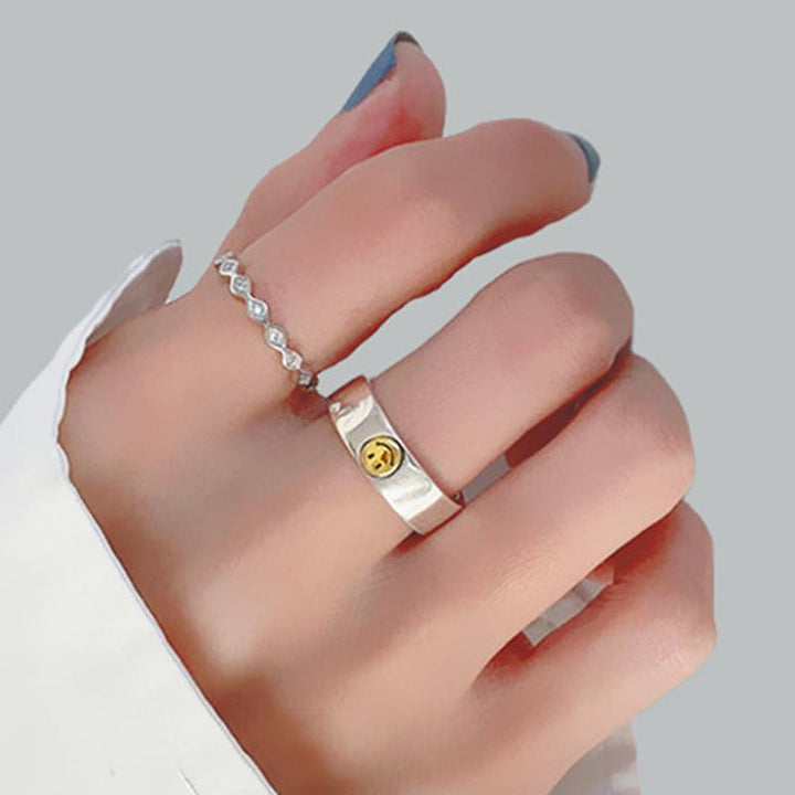 "Smiley Öppen Ring i brons med smiley-design, justerbar för accessoarer. Glänsande och unik för kvinnors stil."