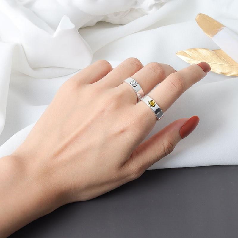 "Smiley Öppen Ring i brons med smiley-design, justerbar för accessoarer. Glänsande och unik för kvinnors stil."