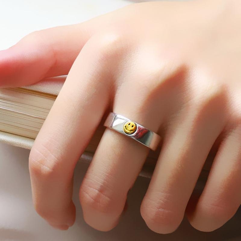 "Smiley Öppen Ring i brons med smiley-design, justerbar för accessoarer. Glänsande och unik för kvinnors stil."