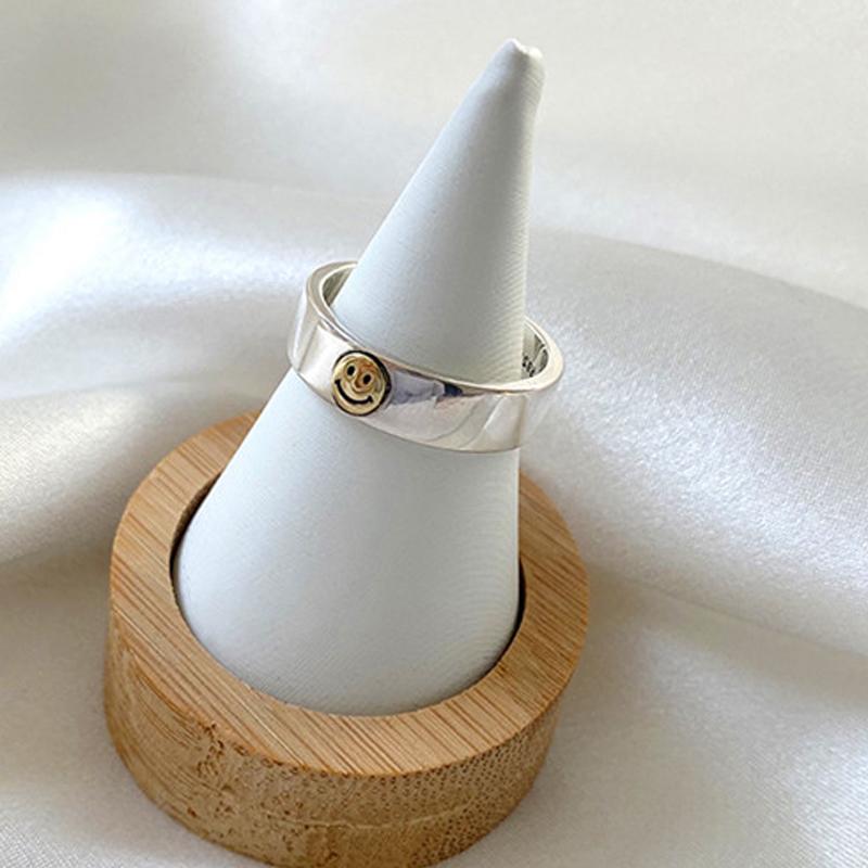 "Smiley Öppen Ring i brons med smiley-design, justerbar för accessoarer. Glänsande och unik för kvinnors stil."