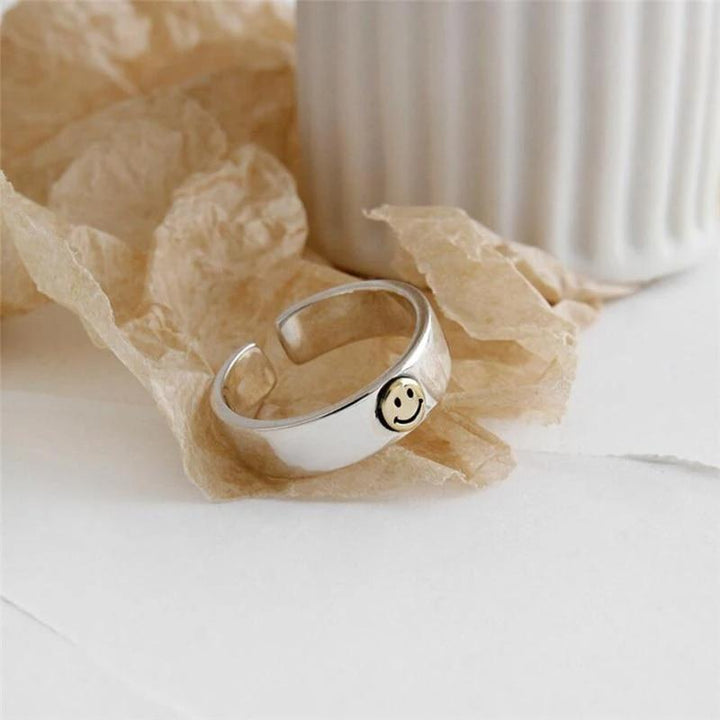 "Smiley Öppen Ring i brons med smiley-design, justerbar för accessoarer. Glänsande och unik för kvinnors stil."