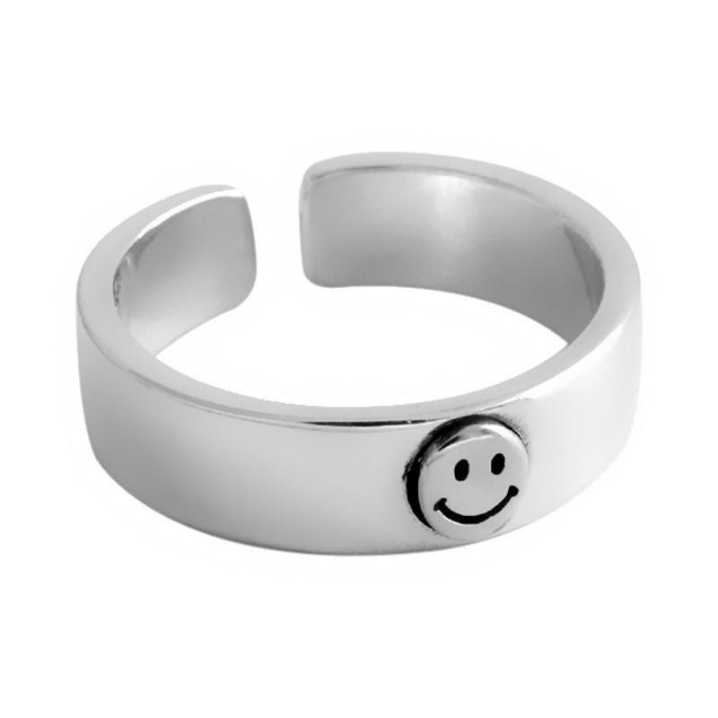 "Smiley Öppen Ring i brons med smiley-design, justerbar för accessoarer. Glänsande och unik för kvinnors stil."