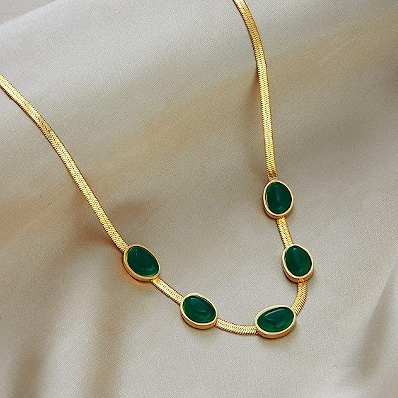 "Smycke i titanstål för kvinnor, smaragdberlock: elegant halsband och armband i grönt för stil och sofistikation."