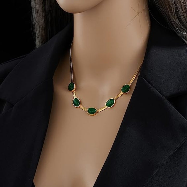 "Smycke i titanstål för kvinnor, smaragdberlock: elegant halsband och armband i grönt för stil och sofistikation."