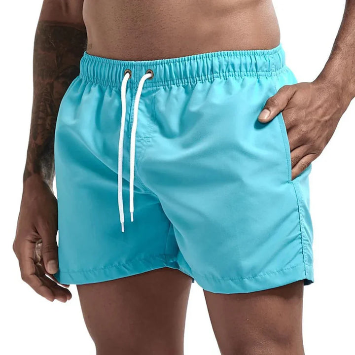 Snabbtorkande badshorts för män i blått, idealiska för strand och poolaktiviteter under sommaren.