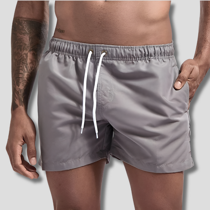 Herrshorts för aktiva män, snabbtorkande och hållbara, designade för strand och poolmiljö.