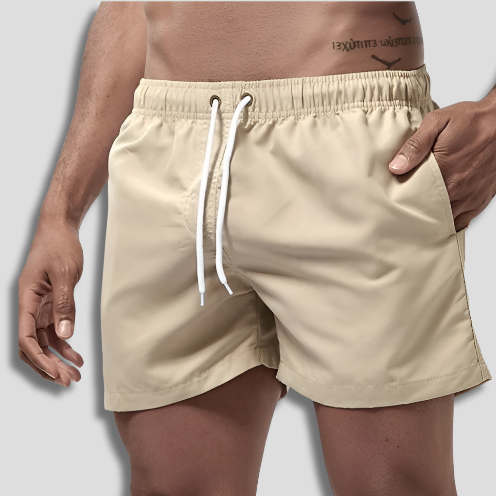 Moderna badshorts herr, snabbtorkande material för komfort under hela sommardagen vid vattnet.