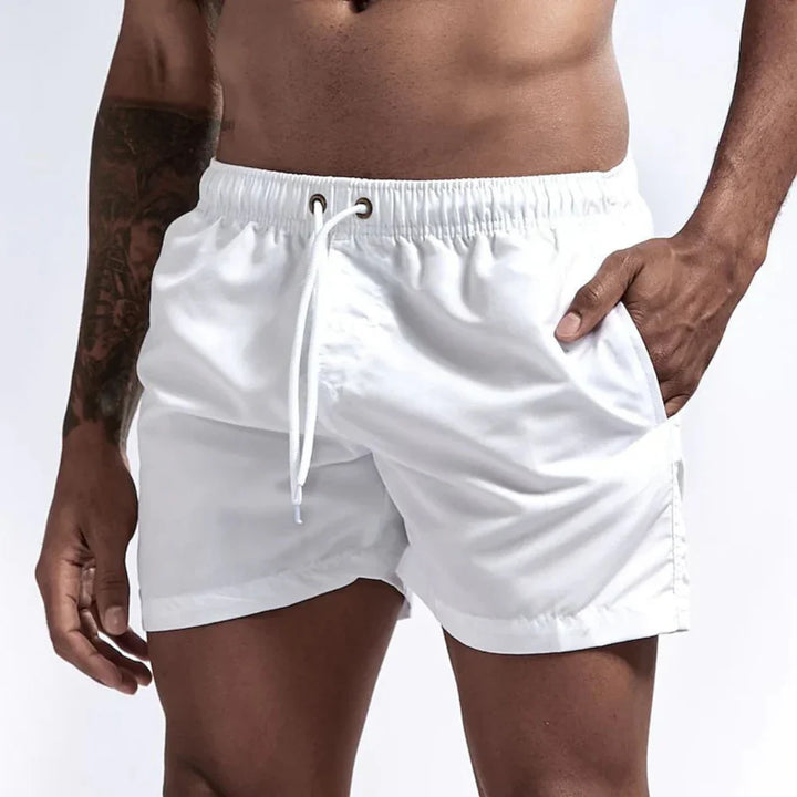 Herrbadshorts, bekväma och snabbtorkande, perfekta för simning, strandhäng och sommarträning.