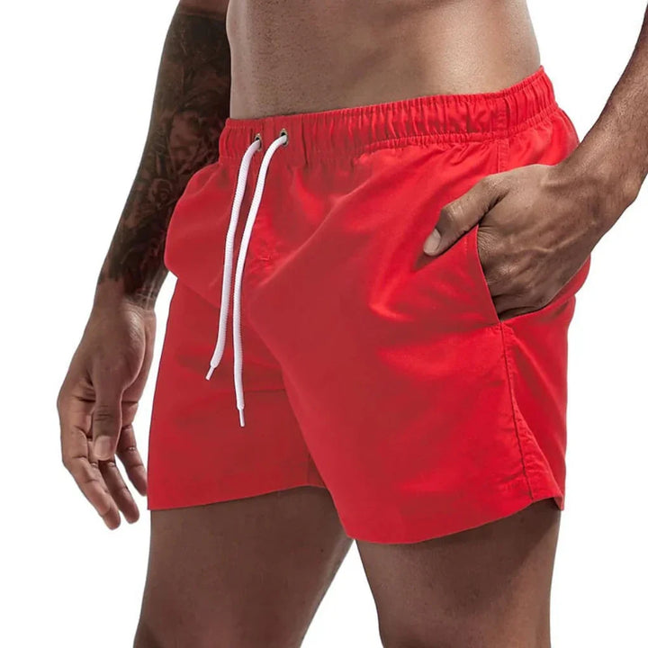 Herrshorts för bad, snabbtorkande tyg för strandsporter och avkoppling vid vattnet.