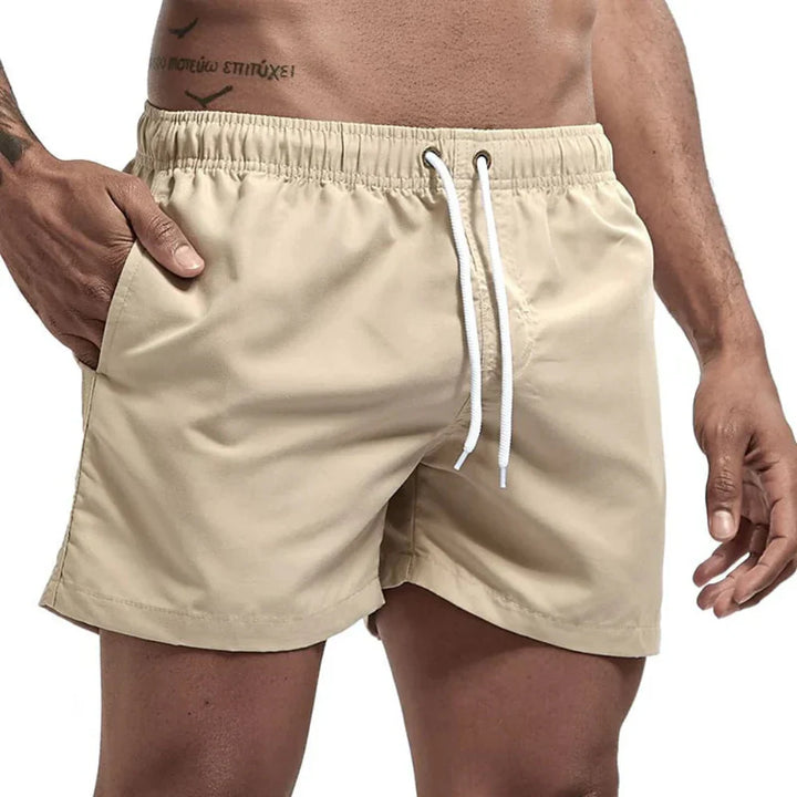 Trendiga badshorts för män med snabbtorkande funktion, perfekta för sol och bad.