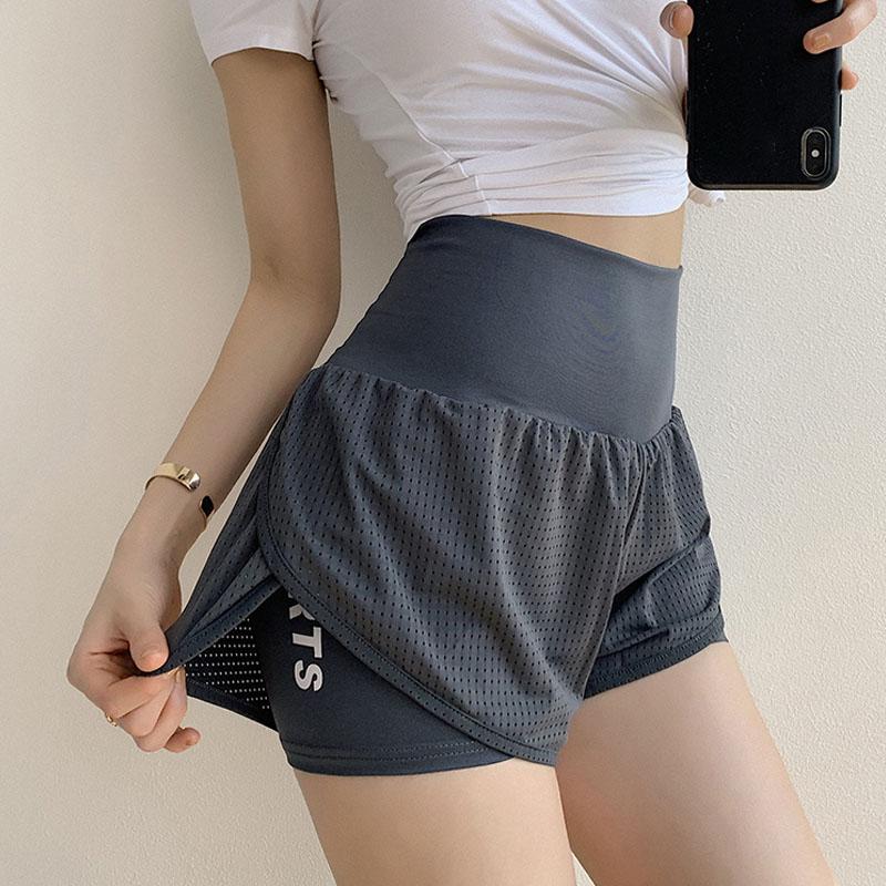 "Snabbtorkande damshorts med hög midja och fickdesign, elastiskt tyg i polyester och spandex för aktivt sportande."