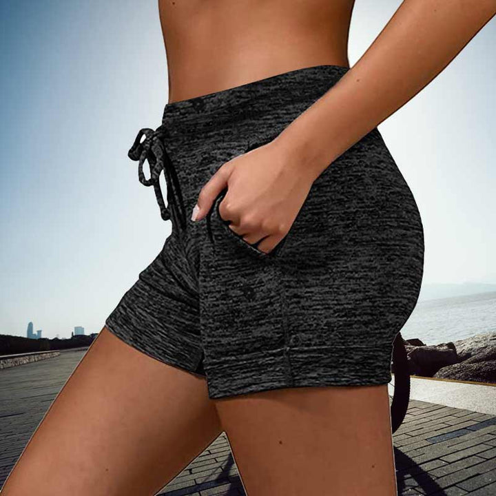 "Snabbtorkande damshorts med mini-längd, elastisk midja och två fickor, perfekt för sommarmode och aktiviteter."