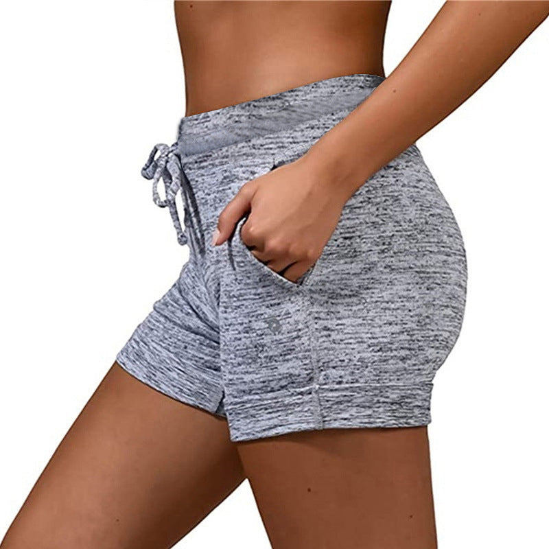 "Snabbtorkande damshorts med mini-längd, elastisk midja och två fickor, perfekt för sommarmode och aktiviteter."