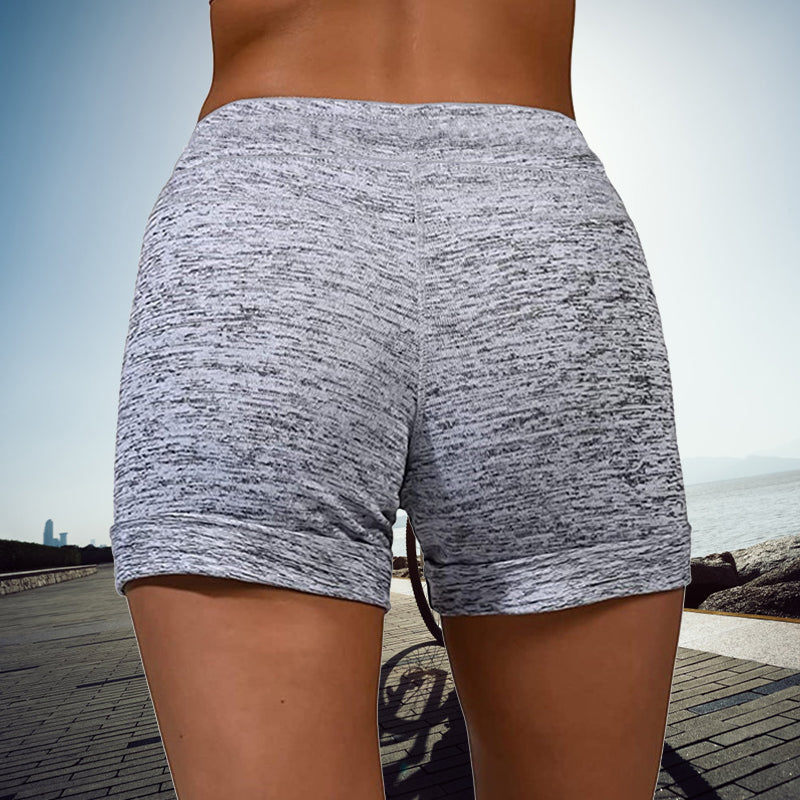 "Snabbtorkande damshorts med mini-längd, elastisk midja och två fickor, perfekt för sommarmode och aktiviteter."
