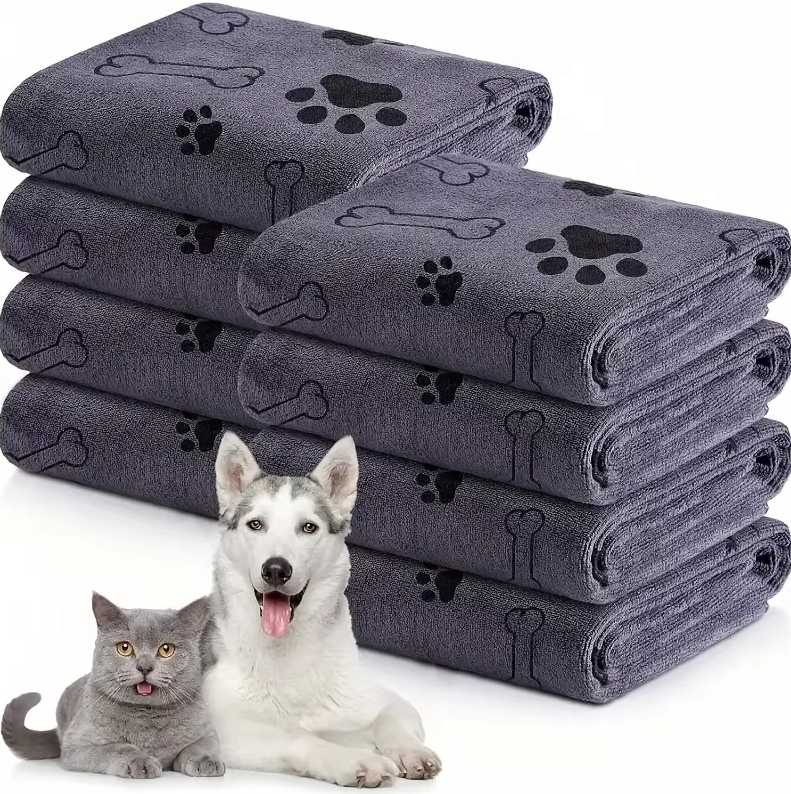 Snabbtorkande mörkblå mikrofiberhandduk för hund och katt. Mjuk pälsvård efter bad.