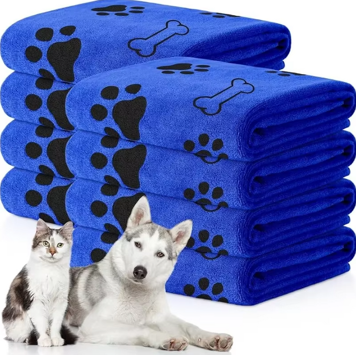 Lyxig mikrofiberhandduk för husdjur, perfekt för katter och hundar. Grå, mjuk och absorberande.