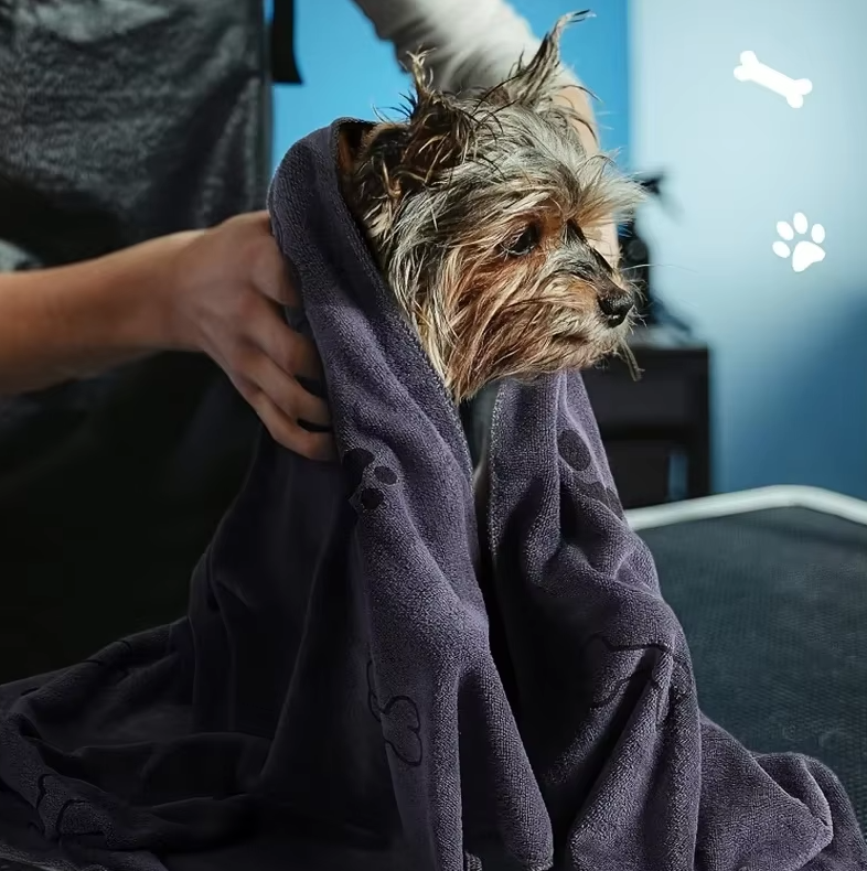 Hund- & katthandduk i mikrofiber. Snabbtorkande, mjuk och absorberande för rena husdjur.